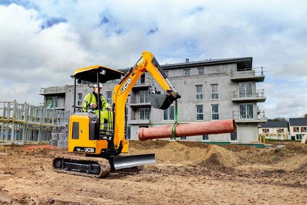Mini JCB 18Z tuo a 299 euro al mese, con 3 anni di garanzia e 2 benne.